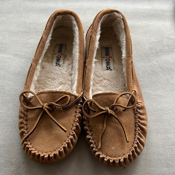 Minnetonka Shoes - Minnetonka women’s size 8 moccasin slippers, barely worn, super comfy.